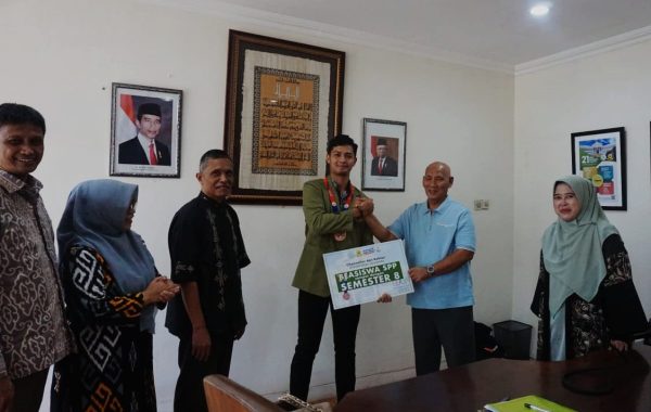 Chancellor Unida, Prof Martin Roestamy memimpin pemberian beasiswa kepada Huggies Yustisio, mahasiswa Fakultas Hukum Unida yang berhasil meraih medali perunggu pada SEA Games 2023 Kamboja.