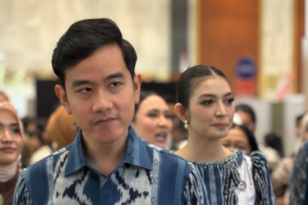 KEJAHATAN KONSTITUSIONAL, KOMISIONER KPU LOLOSKAN SYARAT GIBRAN HARUS DIUSUT