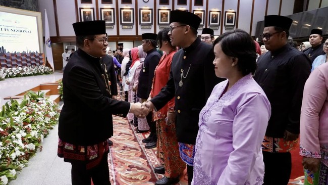 GUBERNUR DKI JAKARTA APRESIASI PERAN GURU PERKUAT MUTU SDM DAN PENDIDIKAN