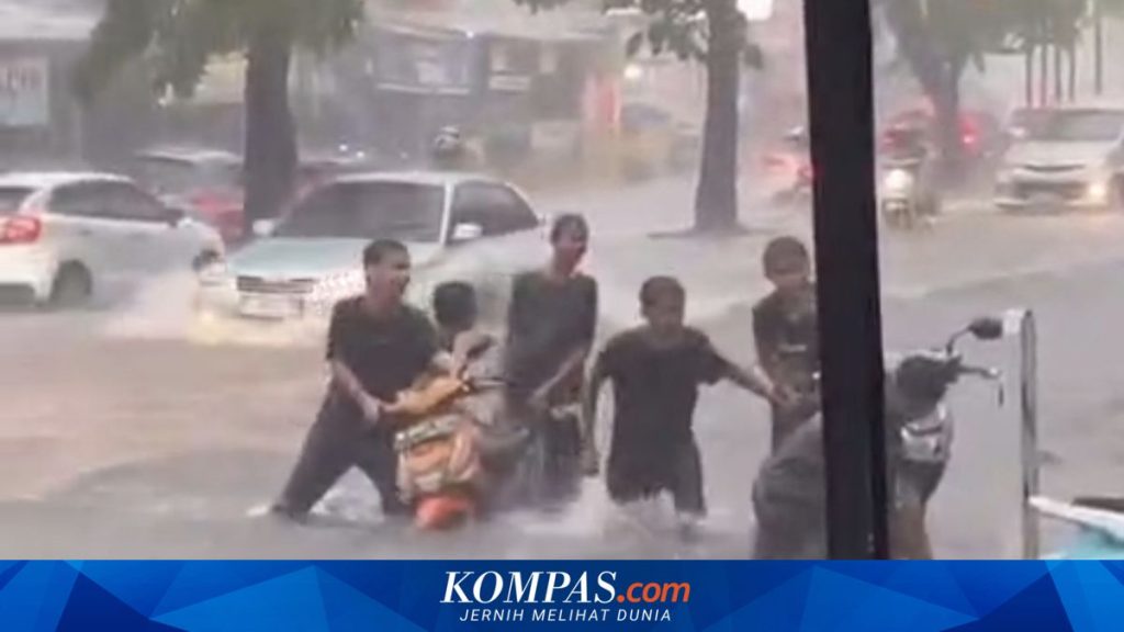 JALAN MAYOR OKING MENJADI SUNGAI SAAT DI GUYUR HUJAN , BANYAK MOTOR MOGOR