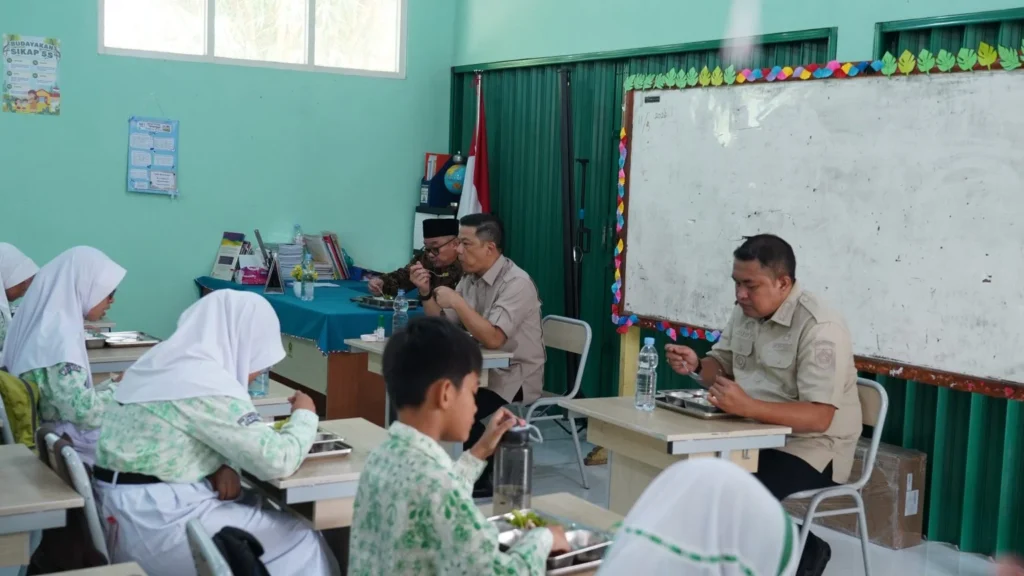 MENKO PMK SUGIONO DIDAMPINGI BUPATI BOGOR TINJAU GIAT BELAJAR DAN PROGRAM MBG DI CIBINONG