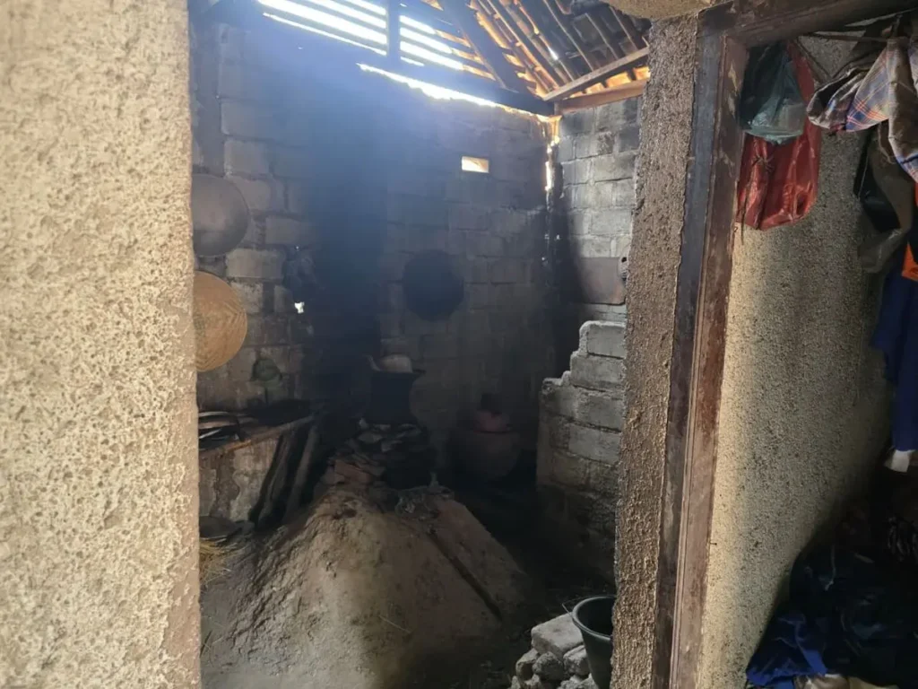 SLAGON ” POLISI BERSAMA MASYARAKAT”, KAPOLRI JENDERAL SUYUDI BEDAH RUMAH WARGA TAK MAMPU DI RUMPIN