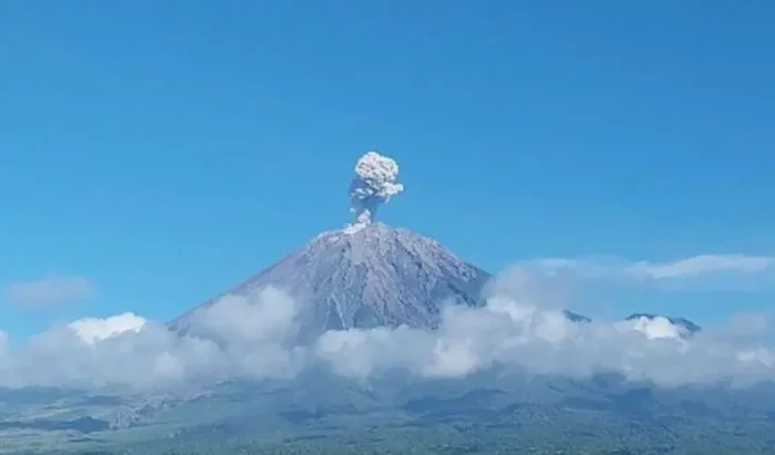 PAGI INI SEMERU ERUPSI TIGA KALI, MASYARAKAT DIMINTA WASPADA