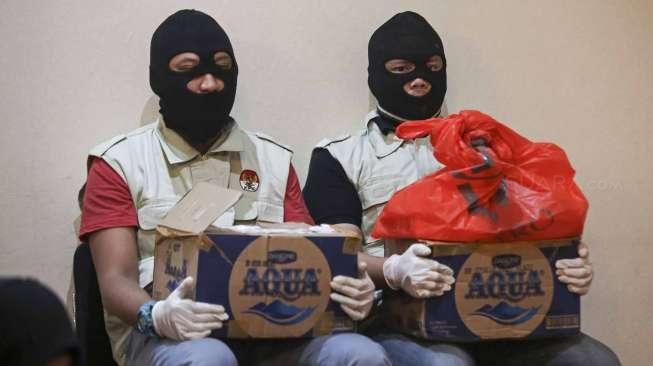 KPK SITA BARANG BUKTI UANG 1 MILIAR SAAT OTT BUPATI KLATEN HWI