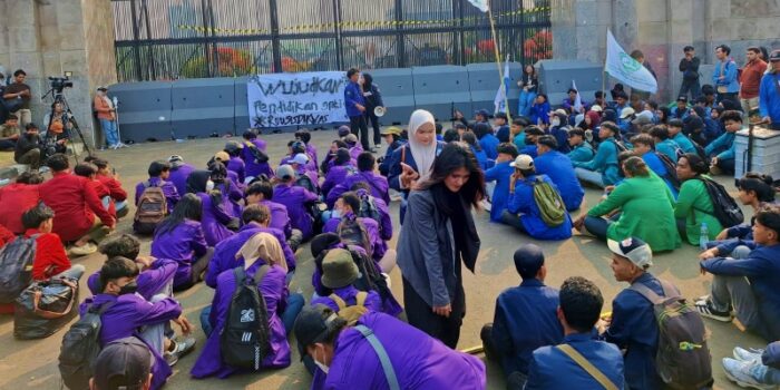 UNJUK RASA DI GEDUNG DPR, ADA 4 TUNTUTAN BEM SI