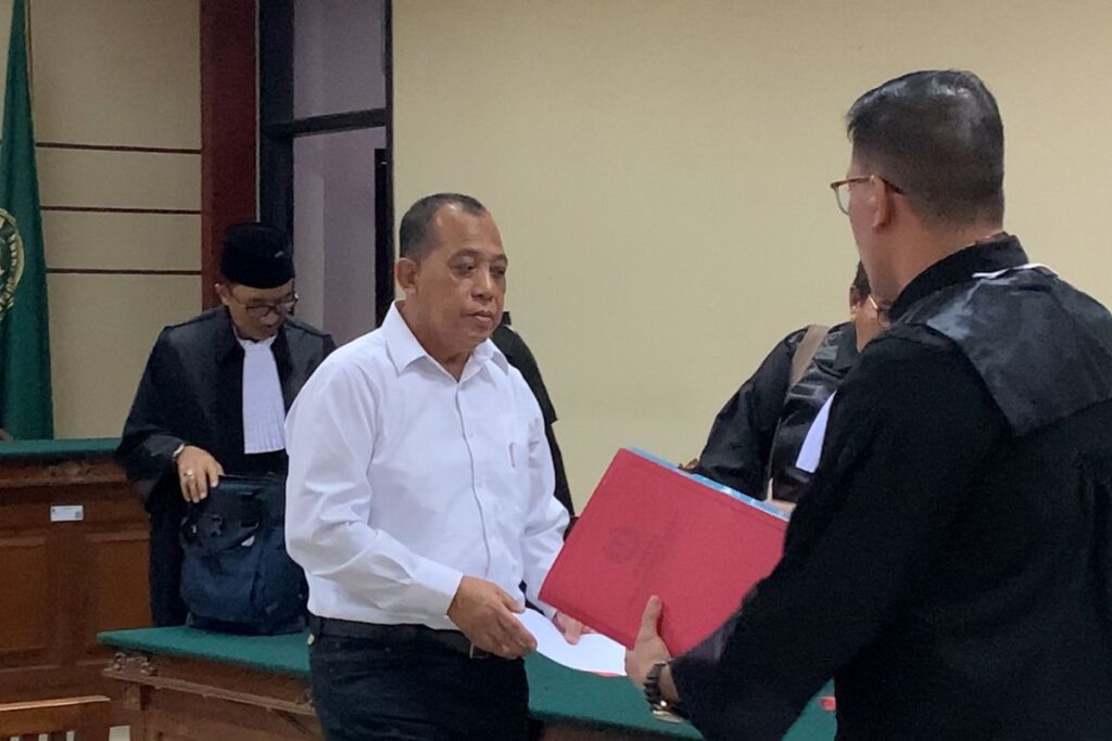 MANTAN KADIS ESDM JATIM DIDAKWA JPU TERIMA PUNGLI IZIN TAMBANG RP 4,09 MILIAR