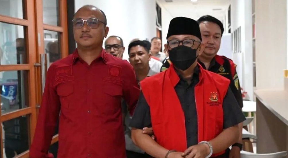 KEJARI JABAR TAHAN WABUP INDRAMAYU TERKAIT KASUS KORUPSI TUNJANGAN RUMAH DPRD