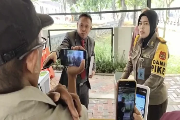MERASA DIPERSULIT, AHMAD KHOZINUDDIN Cs NGAMUK DI DEPAN DIDEPAN GEDUNG DPR