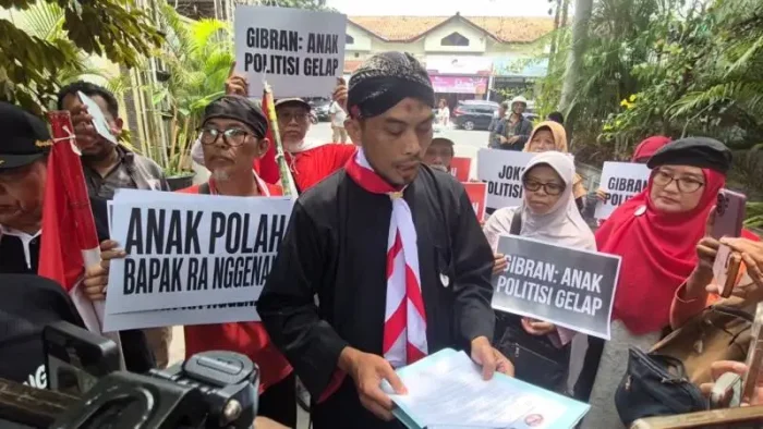 PEJUANG MERAH PUTIH DATANGI RUMAH JOKOWI DI SOLO, MINTA GIBRAN MUNDUR DARI WAPRES
