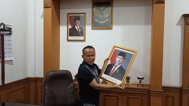 FOTO WAPRES GIBRAN DITURUNKAN, WAKIL KETUA DPRD SUKABUMI MERASA MALU DAN PROTES