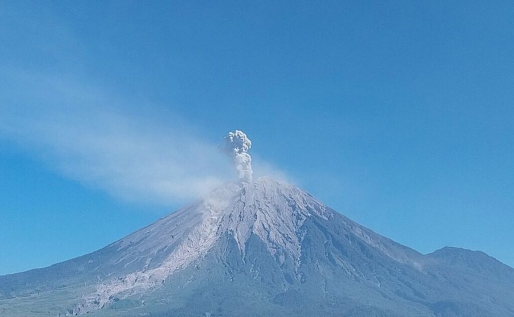GUNUNG SEMERU 3O KALI MELETUS , STATUS SIAGA