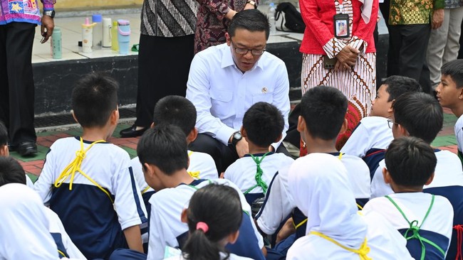 MENKO SUGIONO TINJAU LANGSUNG CEK KESEHATAN GRATIS DI LINGKUNGAN SEKOLAH
