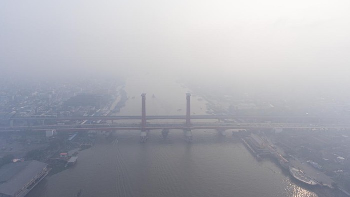 KOTA PALEMBANG DISELIMUTI ASAP PEKAT, JEMBATAN AMPERA TAK TERLIHAT DARI KEJAUHAN