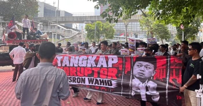 KPK DIDESAK PERIKSA NUSRON WAHID BESERTA SEMUA YANG TERLIBAT
