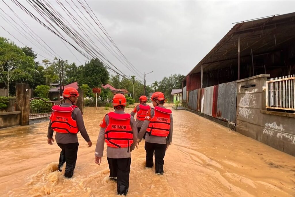 WARGA TERDAMPAK BANJIR DI PADANG, RATUSAN PERSONAL BRIMOB DITERJUNKAN UNTUK EVAKUASI