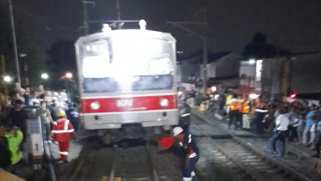 KAI MINTA MAAF, PERJALANAN COMMUTER LINE BOGOR DIBATALKAN ADA GANGGUAN